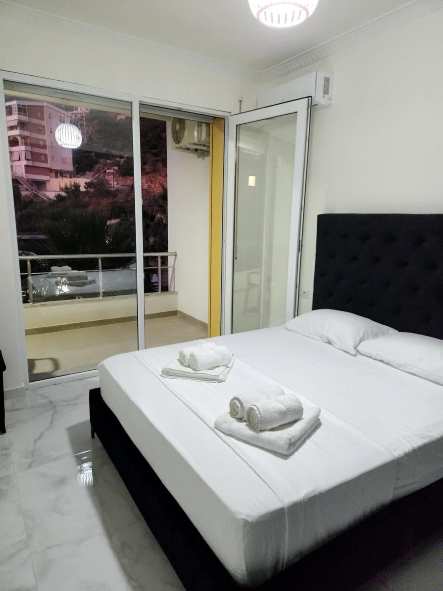 Black'n White Apartment